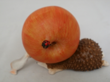 Deko-Igel mit einem Apfel