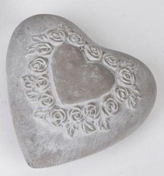 13 cm großes Herz mit Rosenrelief aus Zementstein als Gartendekoration