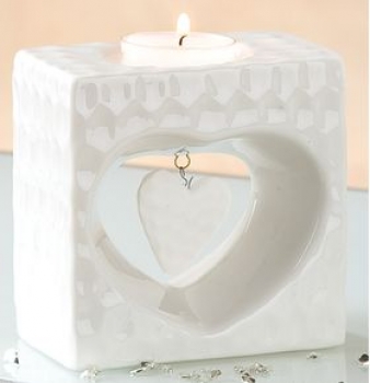 10 cm weißer Teelichthalter aus Porzellan mit eingehängtem Herzen in der Mitte