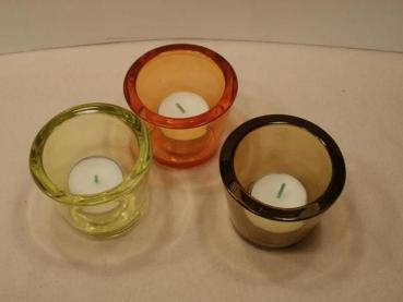 Drei runde Kerzengläser in Hellgrün, Dunkelgrün und Orange
