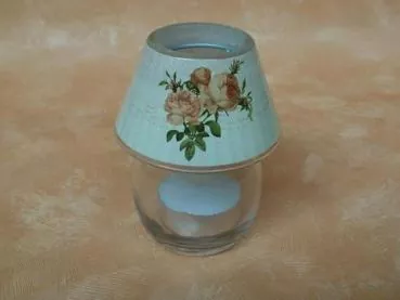 Glaslampe für Teelichter mit Rosendesign.