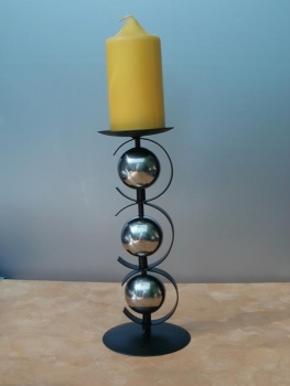 Kerzenständer mit drei silbernen Kugeln, 26 cm hoch.