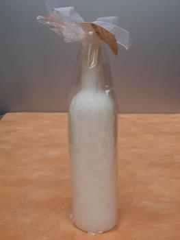 Weiße Kerze in der Form einer Flasche.