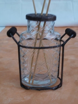 14 cm hohe Raumduft Vase aus Glas im Metallgestell