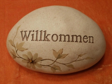 Deko-Stein mit dem Aufdruck WILLKOMMEN und Blumenmuster