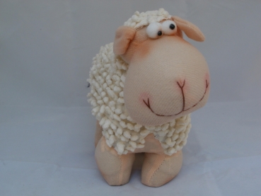 Niedliches Schaf aus Stoff