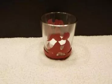 Teelichtbecher Herz-Dekor 9 cm hoch Teelichtbecher Herz-Dekor 9 cm hoch