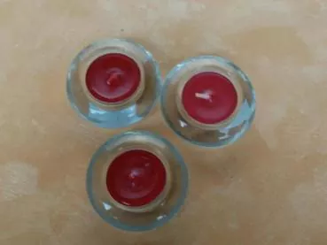 6,9 cm großer Teelichthalter aus Glas, rund 6,9 cm großer Teelichthalter aus Glas, rund