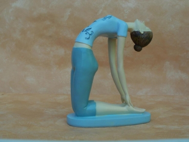 Yoga-Frau in sportlicher Haltung
