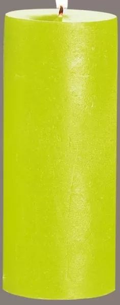 16,5 cm hohe Stumpenkerze in Limettengrün
