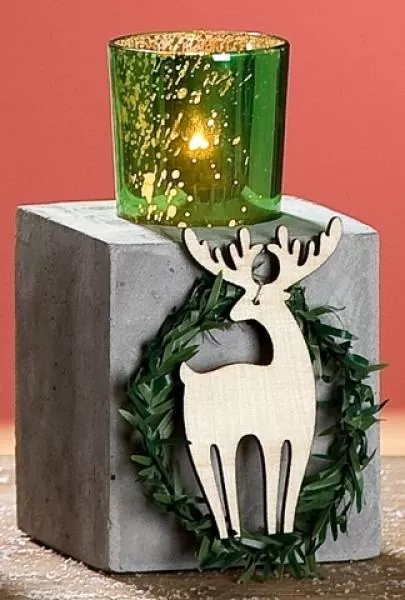 16 cm großer Teelichthalter aus Zement mit einem grünen Teelichtglas und einem Holz-Elch