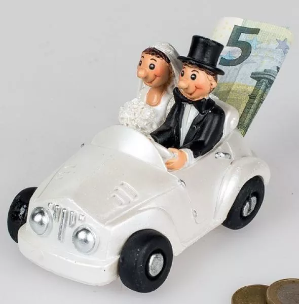 11 cm große Spardose in der Form eines Brautpaares in Auto