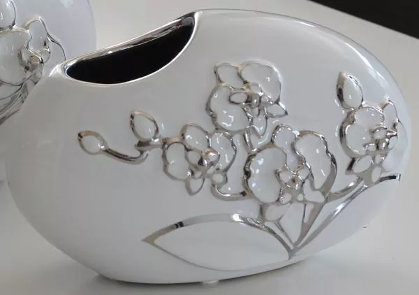 20 cm breite Vase aus Keramik in Weiß mit silbernem Blumenmuster