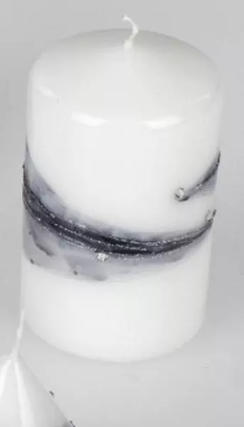11 cm hohe Stumpenkerze KOmet in Weiß Silber