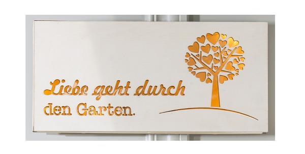30 cm breites Wandschild mit LED und einem Spruch: Liebe geht durch den Garten