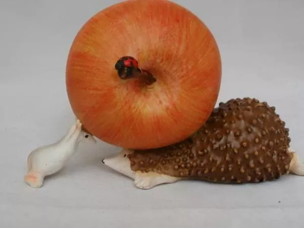 Deko-Igel mit einem Apfel