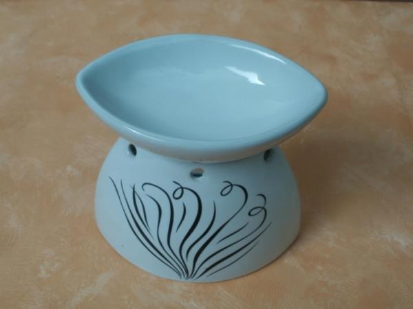 Duftlampe aus Keramik mit Dekor in Weiß
