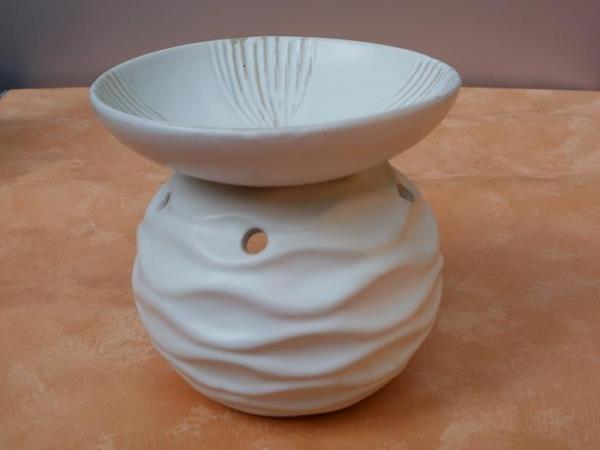 14 cm hohe Duftlampe-Wellen aus Keramik in Weiß