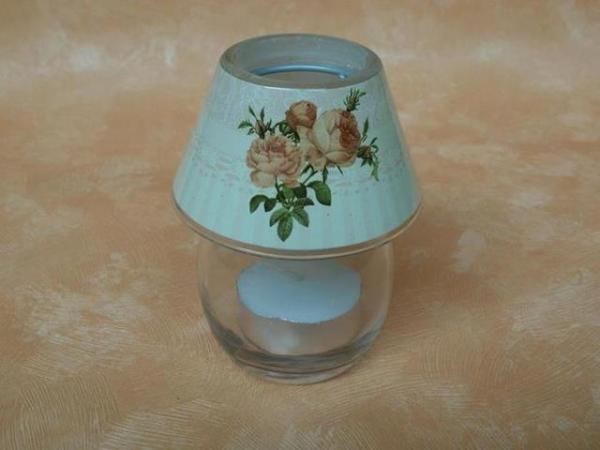 Glaslampe für Teelichter mit Rosendesign.