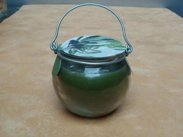 Duftkerze im Glas-Topf mit Henkel, Duftrichtung Olive.