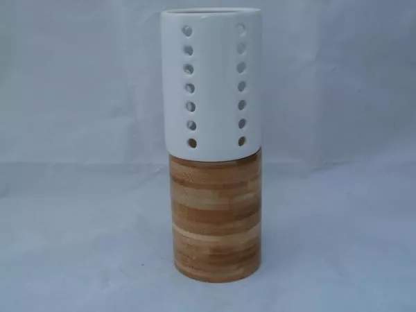 23 cm hoher Kerzenhalter aus Holz und Keramik