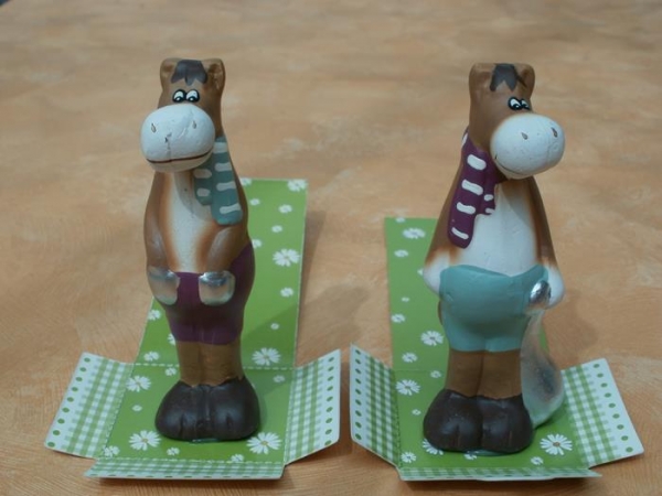 9 cm hohe lustige Pferde-Figuren in einer Geschenkverpackung, 2 Stück