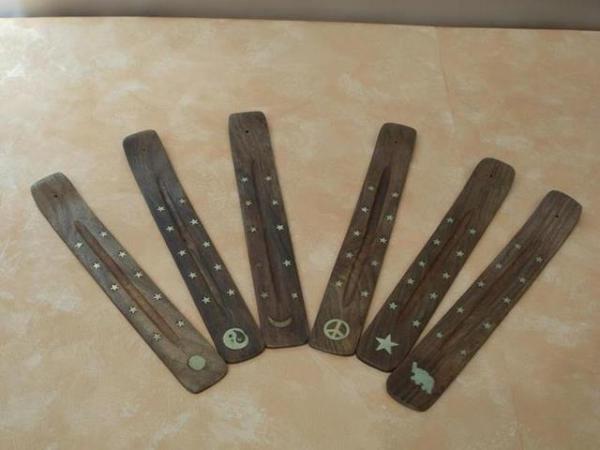 Sechs verschiedene Räucherstäbchenhalter mit Intarsien aus Holz