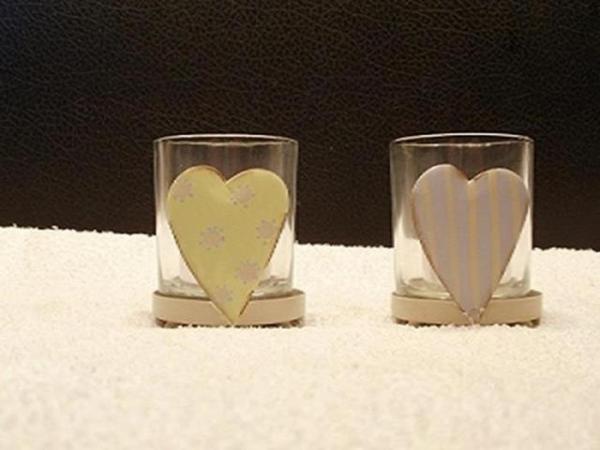 2 Teelichtgläser mit einem Herz aus Metall und Glas