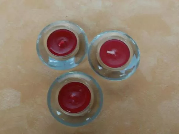 6,9 cm großer Teelichthalter aus Glas, rund 6,9 cm großer Teelichthalter aus Glas, rund
